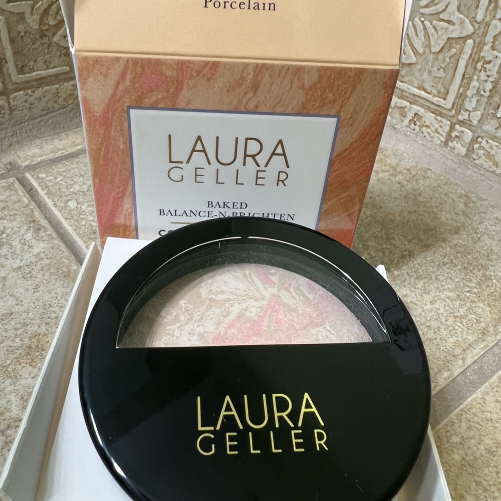 Laura Geller Baked Complexion Enhancer in Porcelain